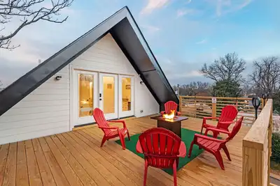 Sky Deck - New Build - Downtown - Fenced - FirePit