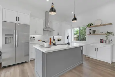 Image de Chic Bespoke 4br Home: King Beds & Fully Fenced Backyard