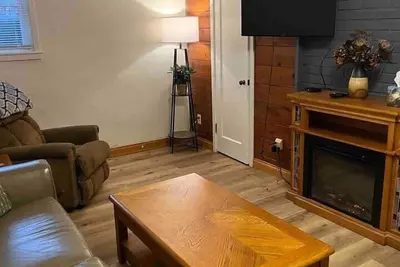 Image de The Quiet Comfort - Spacious Lower Units Steps from Main Str