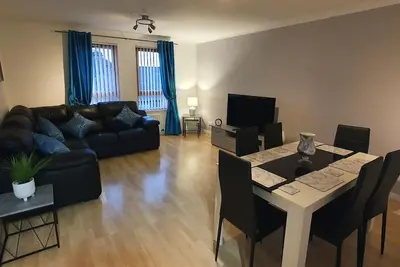 Image de Spacious 3 bed apartment with parking, right in centre of Broughty Ferry!