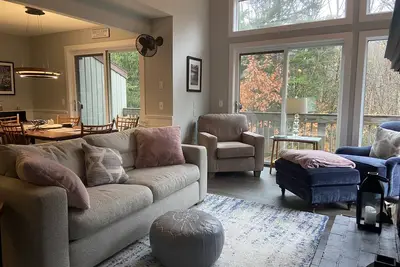 Image de Newly renovated Townhouse walking distance to Mt. Snow base lodge.