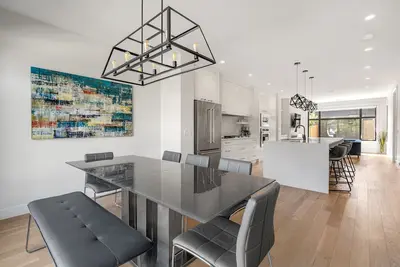 Modern family-sized house close to 17th Ave and downtown