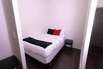 Image de Luxury 1+Den Bedroom Condo + 1 Free Parking