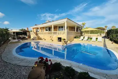 Villa Rafael, private pool, garden, Wi-Fi and free air conditioning