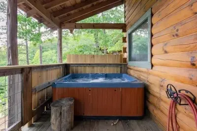 Chelle's Sanctuary (2-Bedroom Cabin) with Mountain view - Pets Allowed by RedAwning