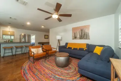 Image de Cozy casa w/ hot tub & game room, ideally located!