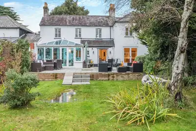 Image de 4 chambres à coucher à Mudeford, near Christchurch