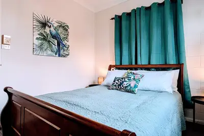 Image de Home Sweet Home - 3 bedroom, 1 bathroom. central location