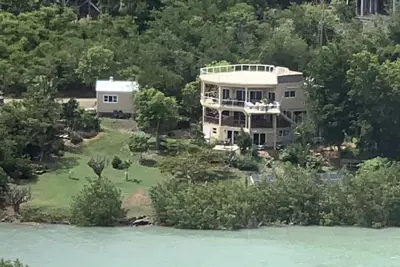 Image de \"Villa Isabelle\"-2bed 2 bath, Chocolate Hole on pond Ocean view manicured yard.