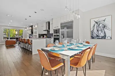 Image de Downtown Luxury with Amazing Kitchen & jetted tub!