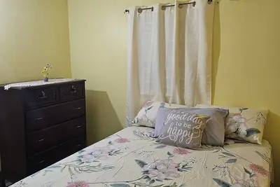 Image de 5 mins from the best jerk chicken spot. . 10 mins from hellshire Beach ⛱️