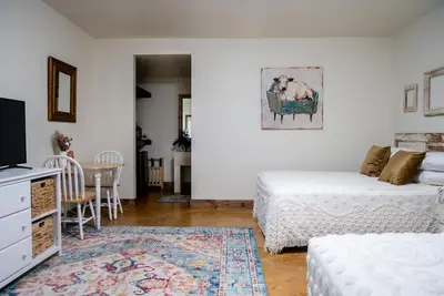 Image de Suite #5: \"The Divine Bovine\" - 10min from Round Top, middle of Austin & Houston