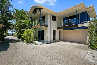 Image de Exceptional modern three bedroom townhouse with water on both sides.