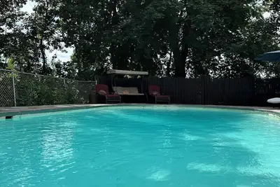 Image de Villa with private heated pool in Boston's elite enclave