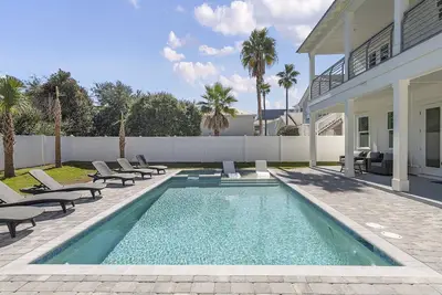 Image de Huge Beach Home - Pet friendly, Pool, Hot Tub, and Golf Cart!
