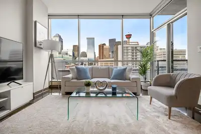 Image de Chic Luxe 2bd + Free Parking-Central Downtown Gem