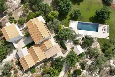 Image de Sicilian farmhouse with pool surrounded by greenery