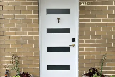 Image de Townhouse conveniently located 50m from beach. Walking distance to everything.