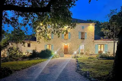 Image de La Taillade: 7 bed country house in idyllic location with pool, hot tub and A/C