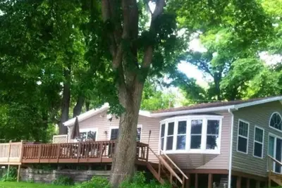 Image de Waterfront 3 Bedroom Cottage - Free Kayaks, Canoes, Boats, Bikes, and Hot Tub!