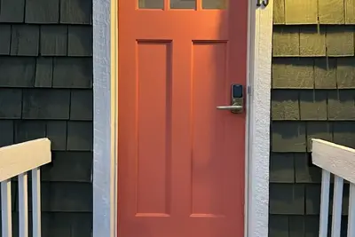 Image de Newly renovated cottage less than two blocks from the beach