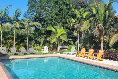 Image de Poolside Paradise, Your backyard oasis!