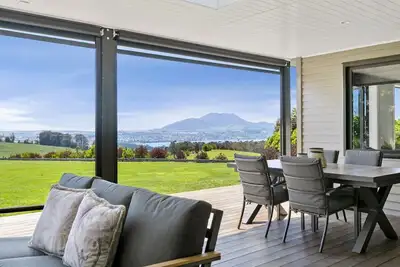 Image de Lake Taupō Luxury Views with Spa Pool for Families and Groups