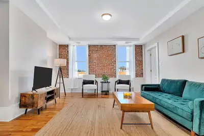 Image de Uncle Sam's Hideaway |Nearby Colleges & Hospital|Personal Workspace|Pet Friendly