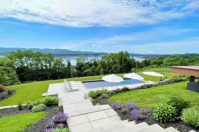 Image de Hudson River Views meets Mid-Century Chic!