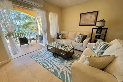 Image de New Beachfront Condo, 5 minutes from airport and 2 mins away from Caves Village.
