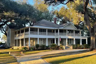 Image de The Willis House Historic Home Retreat on 6 Acres and 35 Live Oak Trees