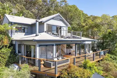 Image de Bush setting and easy walk to beach