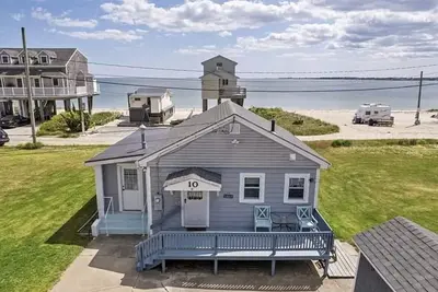 Image de Beach Lovers Paradise! Cozy 3 bedroom home steps from the beach.