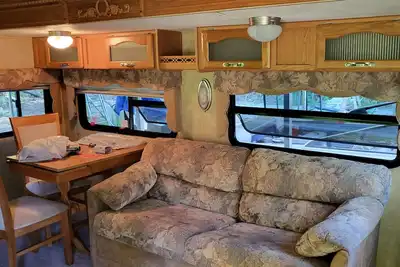 Image de 31ft travel trailer on homeowners property 👌