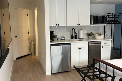 Image de Cozy, private, mother-in-law suite blocks from the Stadium in charming Jeff Park