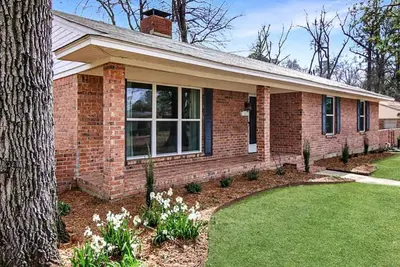 Image de House on Main: Remodeled historic home that sleeps 6!