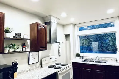 Image de Charming Mountain View Retreat. Cozy place within walking distance to downtown.