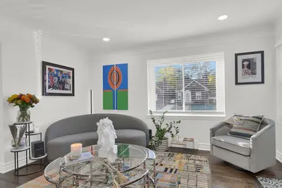 Image de Art meets Hospitality, conveniently located near downtown Detroit! 3bd & 1. 5ba