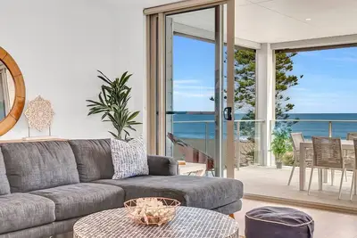 Image de Sunset Delight Hamptons style Beachfront Living