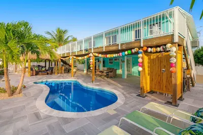 Image de Snowbird-friendly canal-front home w\/private pool, private dock, outdoor shower