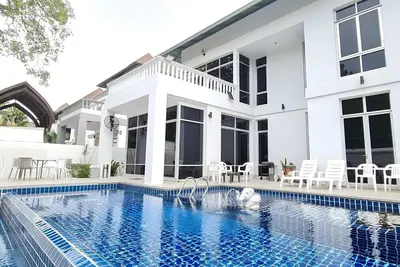 Image de bm Poolvilla Pattaya 4br 14-18guests, 2 floors, Bbq, JACUZZIpool, 5mins to beach\n