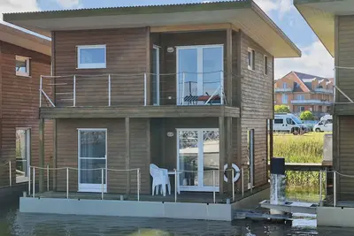 Image de Floating Houses - Komfortable Schwimmende Ferienhäuser im Barther Yachthafen