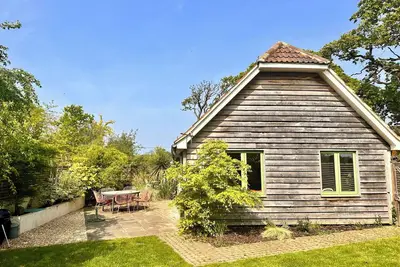 Image de Beautiful modern barn conversion with south facing secluded patios and garden.