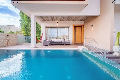 Image de Villa moderne plein avenue M6 piscine 6ch/12 personnes. À côté des malls