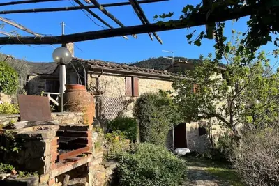 Image de Ancient Tuscan style country house with a view of the Pisan Mountains