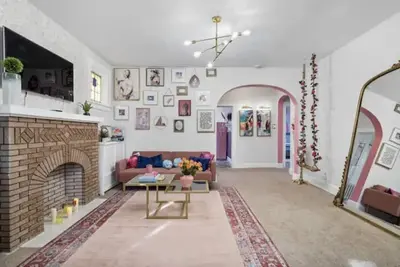 Barbie Dream Loft! Wine/ Yard/ King Bed/Parking!
