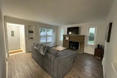 Image de Fully updated house with a fenced in yard and close to highways and hospitals!