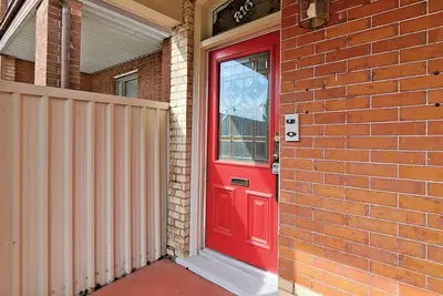 Image de Monthly Rental 2 Bdrm Main Floor Unit Walk to UofT\n