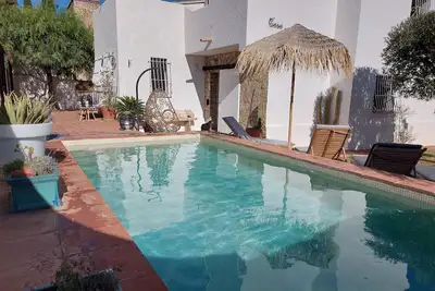 Image de Maison en bord de mer avec piscine privéeidéale pour des vacances en famille.