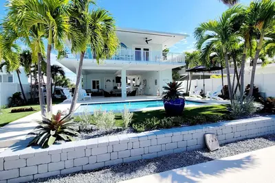 Image de Turquoise Escape - Newly renovated Canal home with heated pool and dockage.